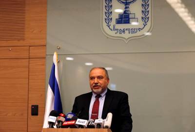 وزير الدفاع الإسرائيلي يستقيل على خلفية التسوية مع "حماس"