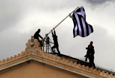 اليونان تمنح مصريين الجنسية مكافأة لشجاعتهما