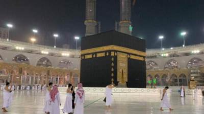 للمرة الأولى منذ كورونا .. الحرم المكي يستقبل أول أفواج المعتمرين