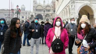 هدنة لم تطول .. كورونا يعود بقوة وقد يدفع بالعديد من الدول نحو الإغلاق