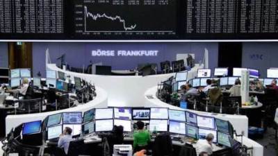 الأسهم الأوروبية تواصل الخسائر مع ضغط مخاوف الفيروس على تفاؤل اللقاح