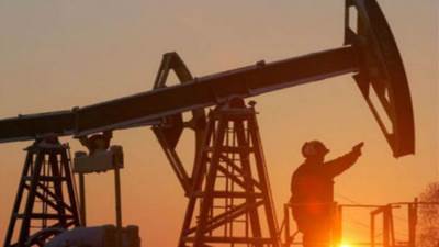 أسعار النفط تعود للتراجع.. وبرنت دون 85 دولارا لأول مرة منذ يناير