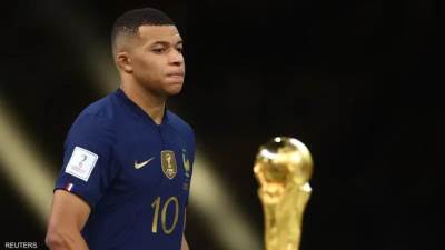 ماكرون يواسي مبابي بعد الهزيمة.. والأخير يتجاهله!