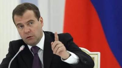 الرئيس الروسي السابق يحذر الغرب: هزيمتنا بأوكرانيا قد تشعل حرباً نووية