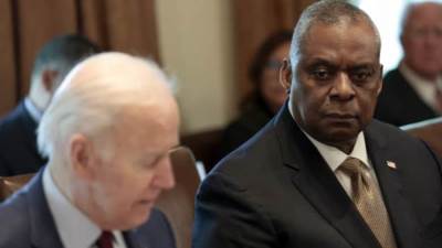 مسؤول بالبيت الأبيض: بايدن لا يفكر في إقالة وزير الدفاع